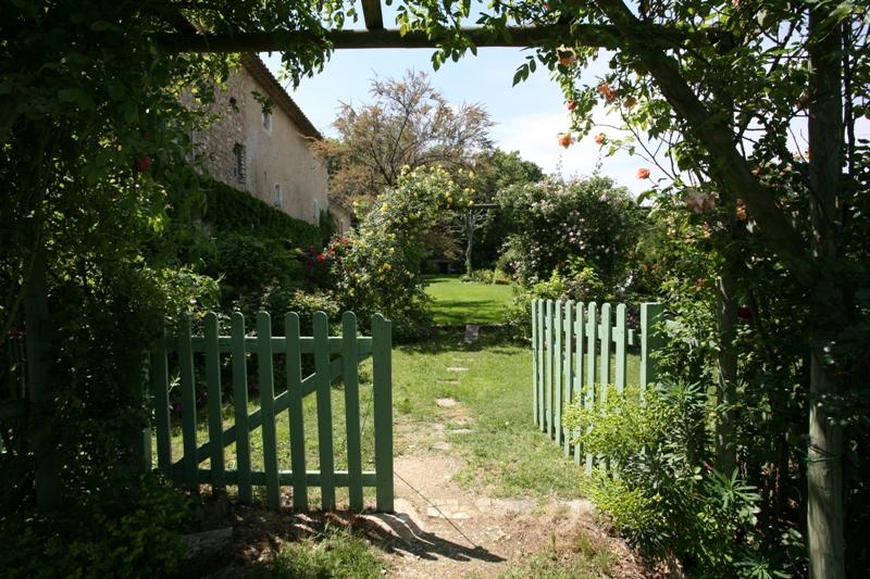 Mas restauré en Luberon avec dépendancessur 2,7 ha ...  jardin paysager, piscine
